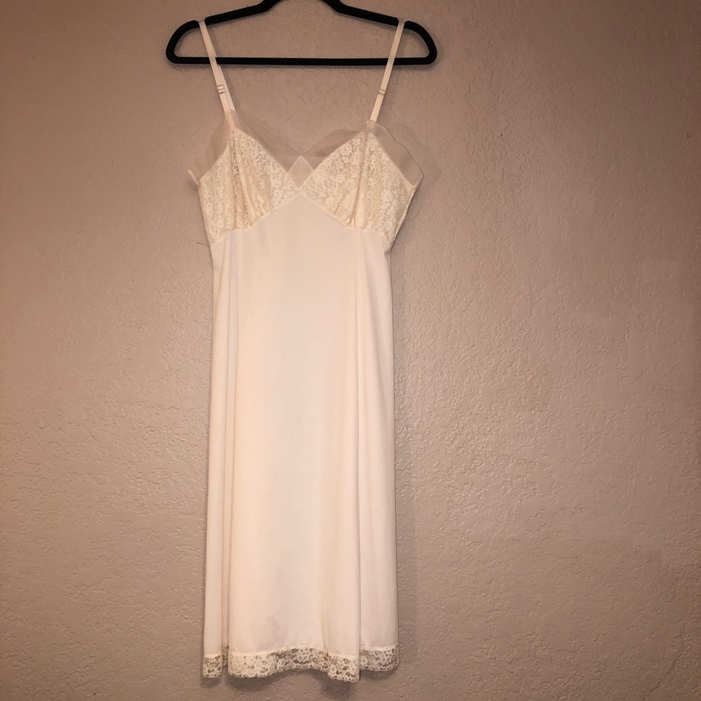 Vintage 50s 60s light pink slip with ornate lace embellishments M EUC